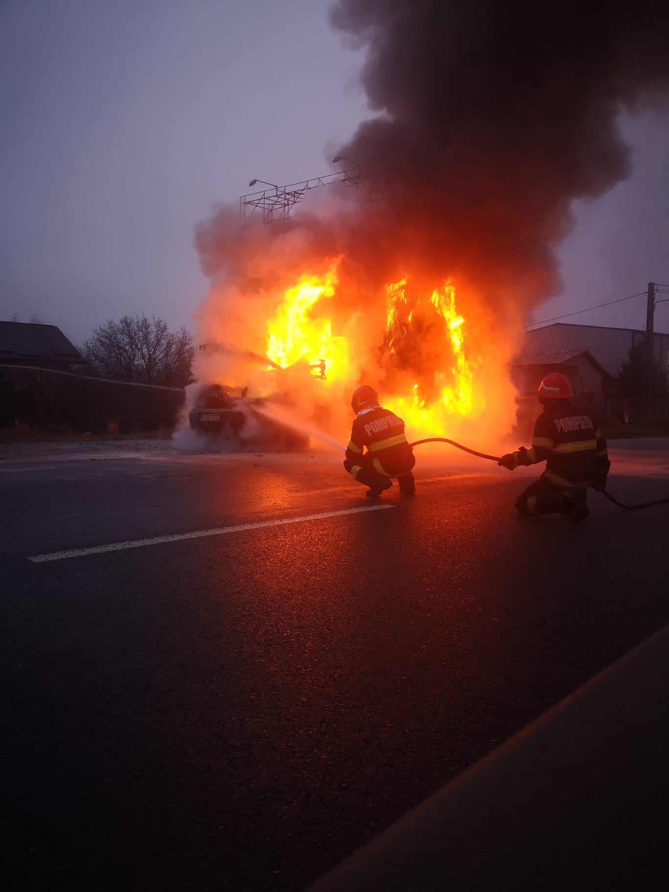 Un autoturism a luat foc pe A3, Bucureşti-Ploieşti Un autoturism a luat foc pe A3, Bucureşti-Ploieşti