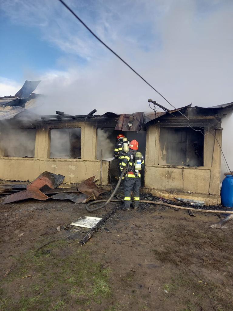 Femeie imobilizată la pat, a murit într-un incendiu la Magula (imagini)