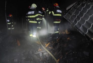 Imagini de la incendiul de astă noapte de la Pietroșani