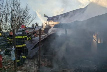 Imagini de la incendiul care a mistuit o locuință, la Valea Călugărească