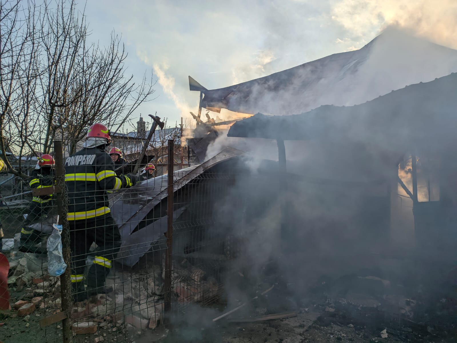 Imagini de la incendiul care a mistuit o locuință, la Valea Călugărească