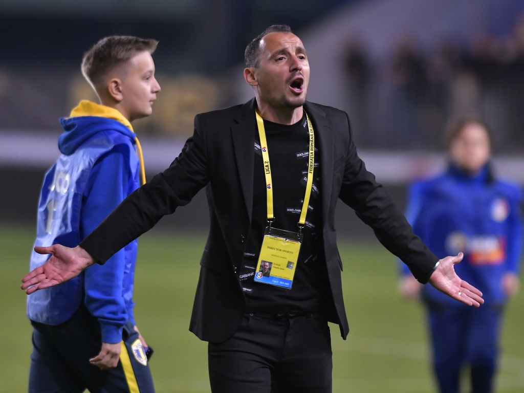 Iar e “tărăboi” cu/la Petrolul! Marșând la o “provocare media”, președintele interimar al clubului găzarilor nu s-a limitat numai la explicații, ci a dat și în unii colegi! Culmea, președintele în concediu îl numea “copilul” lui!