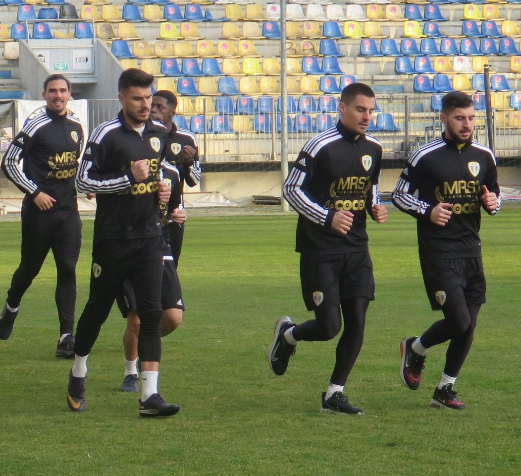 Astăzi, pe “Ilie Oană”, au apărut la iveală și noutățile ținute strict secret, până acum, de FC Petrolul! Doi fotbaliști prim-divizionari și unul din eșalonul secund vor deveni “lupi” din 2023. Urmează și două surprinzătoare rezilieri de contracte ale unor foști titulari de anul trecut!