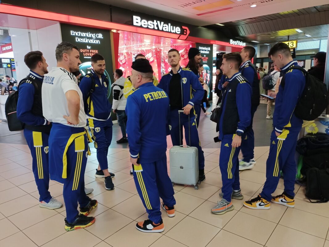 FC Petrolul a dus în cantonamentul din Turcia nu mai puțin de nouă “underi” și a lăsat acasă încă un jucător senior! Anterior zborului spre Antalya, unul dintre nou-veniți a semnat un contract pe un an și jumătate. Mai sunt așteptați cel puțin doi fotbaliști străini la Side