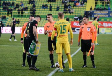 Într-un meci în care echipe care îmbiau altădată la somn, prin jocul lor să-i zicem prea tacticizat, dar au arătat o altă față, acum, s-a băgat arbitrul, “comițând” viciere de rezultat! Degeaba se mai cheltuiește cu VAR! Ce caută acest George Vidican în SuperLigă, domnule Kyros Vassaras?!?