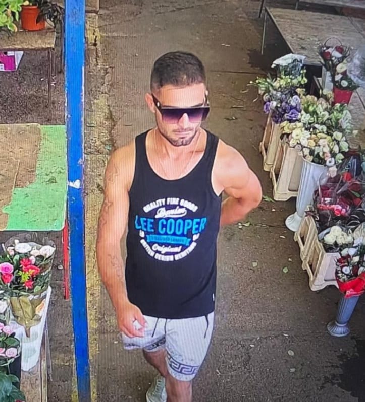 S-a predat singur tânărul din imagine căutat pentru tâlhărie calificată în Ploieşti