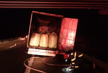 Un tir cu încărcătură puternic inflamabilă a fost stins de pompieri pe autostrada A3