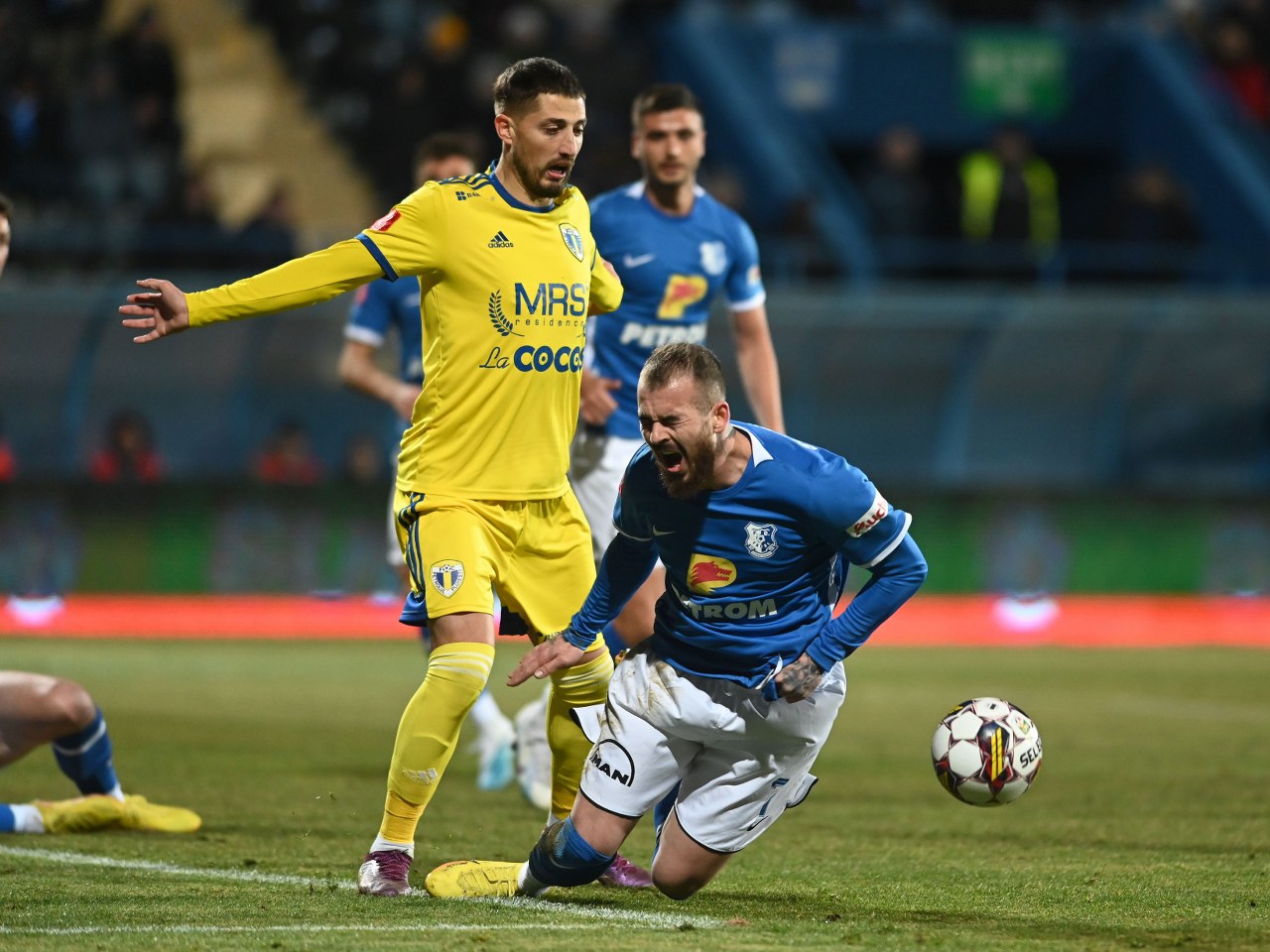 La Ovidiu, Farul – mulțumită cu diferența la care a câștigat (și) la Ploiești, în turul sezonului regular; Petrolul, că nu a luat multe! Suporterii “lupilor” au primit laudele “Regelui” învingător, după un joc de clasă!