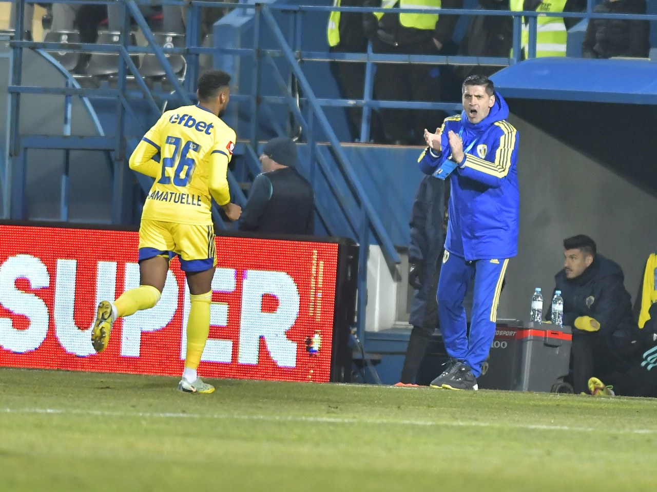 Florine, așa se face o schimbare și în China? Ca la Petrolul, la Ovidiu? Altfel, nu te lăsa ademenit de cântecele de sirenă dinspre Marea Neagră! Nici vorbă de așa ceva, acum!