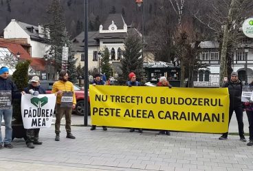 Imagini de la protestele de azi de la Sinaia: ”Primarul Oprea ne distruge istoria”