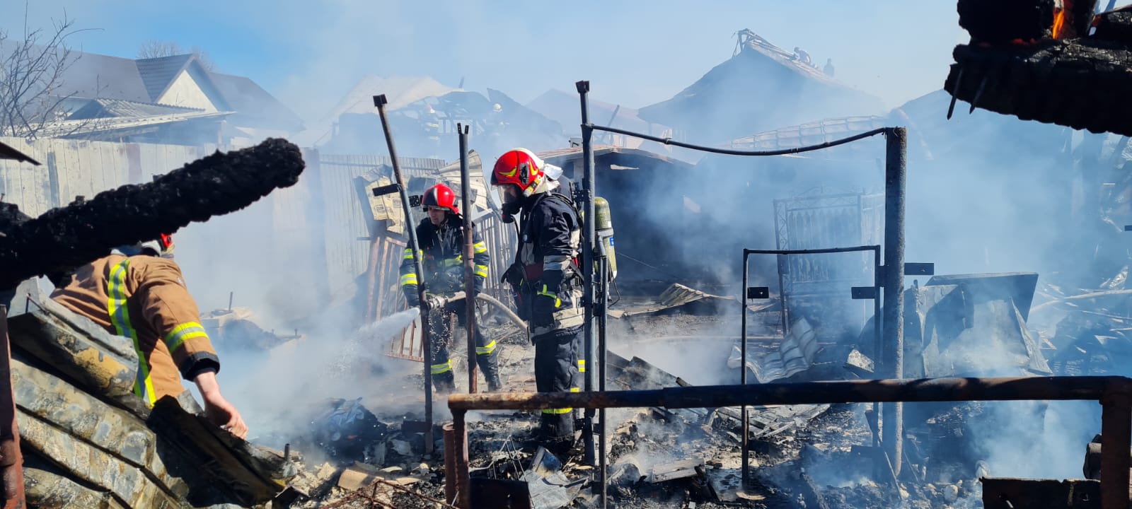 Grup de locuințe cuprins de incendiu, la Mărginenii de Jos (imagini)