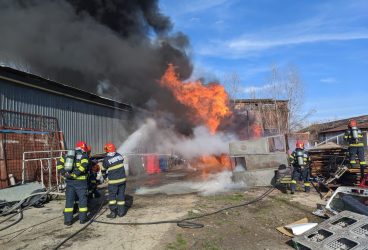 Imagini de la incendiul din service-ul auto de lângă obor