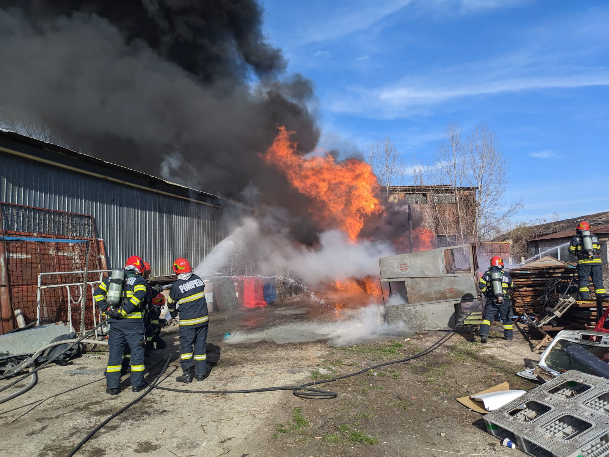Imagini de la incendiul din service-ul auto de lângă obor