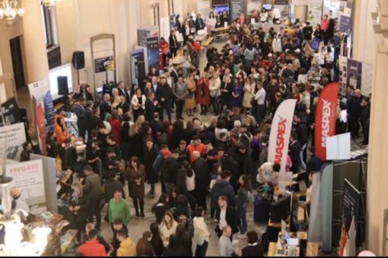 Târgul de orientare în carieră “Meserii de nota 10”. Emil Drăgănescu: Tinerii sunt interesați de perspectiva unei meserii altfel Târgul de orientare în carieră “Meserii de nota 10”. Emil Drăgănescu: Tinerii sunt interesați de perspectiva unei meserii altfel