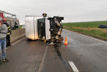 Camionetă plină cu electronice s-a răsturnat pe DN1, la Păulești