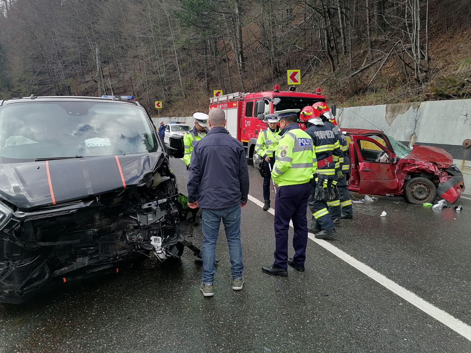 Două mașini s-au făcut praf pe Dn1, pe Posada (imagini) Două mașini s-au făcut praf pe Dn1, pe Posada (imagini)