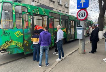 Mai multe tramvaie blocate în Ploiești, de crizele epileptice ale unei pasagere