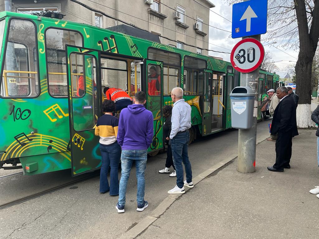 Mai multe tramvaie blocate în Ploiești, de crizele epileptice ale unei pasagere