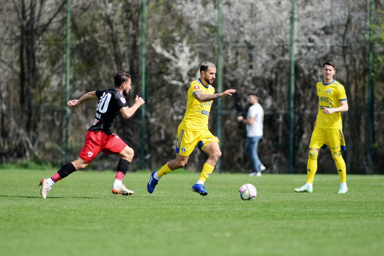 Speranțe pentru luni, contra “lanternei roșii”, în ceea ce privește debutul oficial al brazilianului Jefferson, la Petrolul. Îi va “călca pe urme”, posibil pe la mijlocul play-out-ului, ivorianul Diomande. Ex-internaționalul român Latovlevici – abia ieșit din viroza ce-a atacat aproape tot lotul “lupilor”