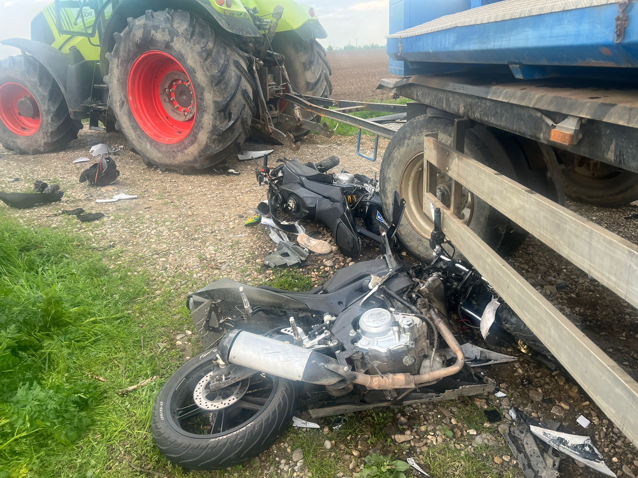 UPDATE. Accident grav între un tractor și două motociclete, pe DN1D, Ploieşti – Urziceni UPDATE. Accident grav între un tractor și două motociclete, pe DN1D, Ploieşti – Urziceni