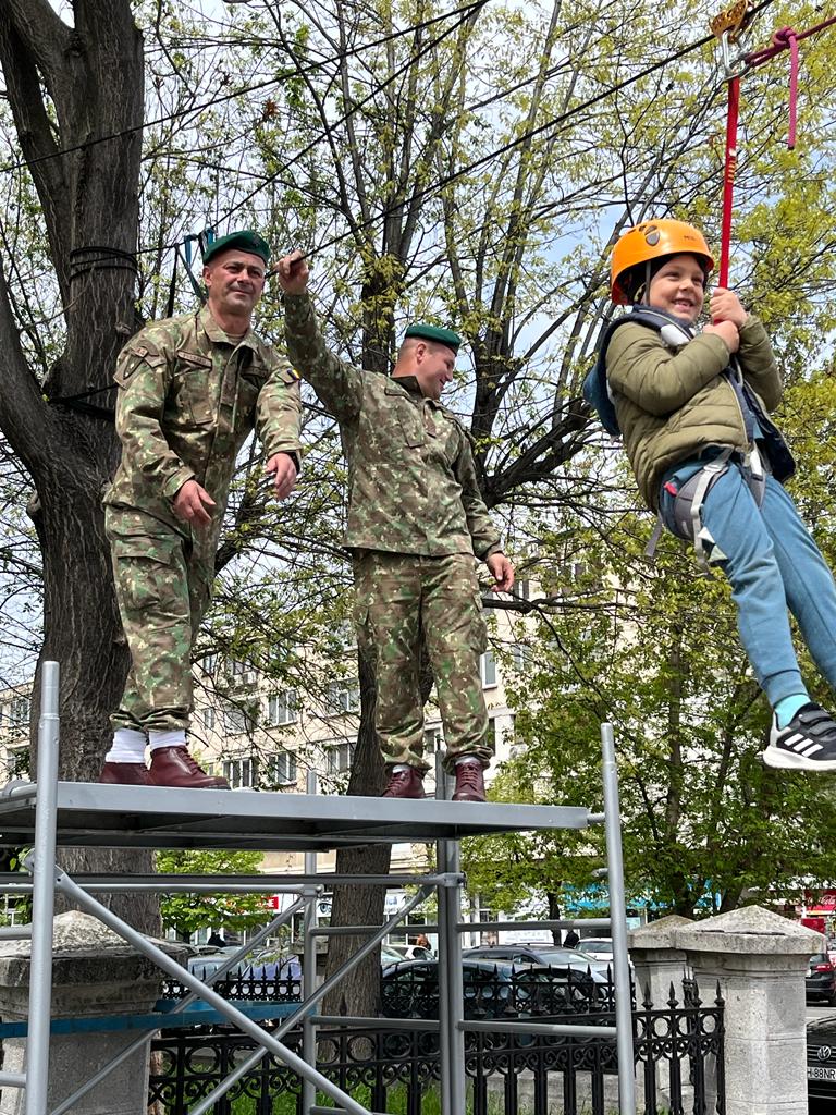 Sute de copii s-au dat în tiroliana Forțelor Terestre Sute de copii s-au dat în tiroliana Forțelor Terestre