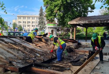 A început demolarea foişoarelor de lemn din centrul Ploieştiului. Ce se va amenaja în locul lor
