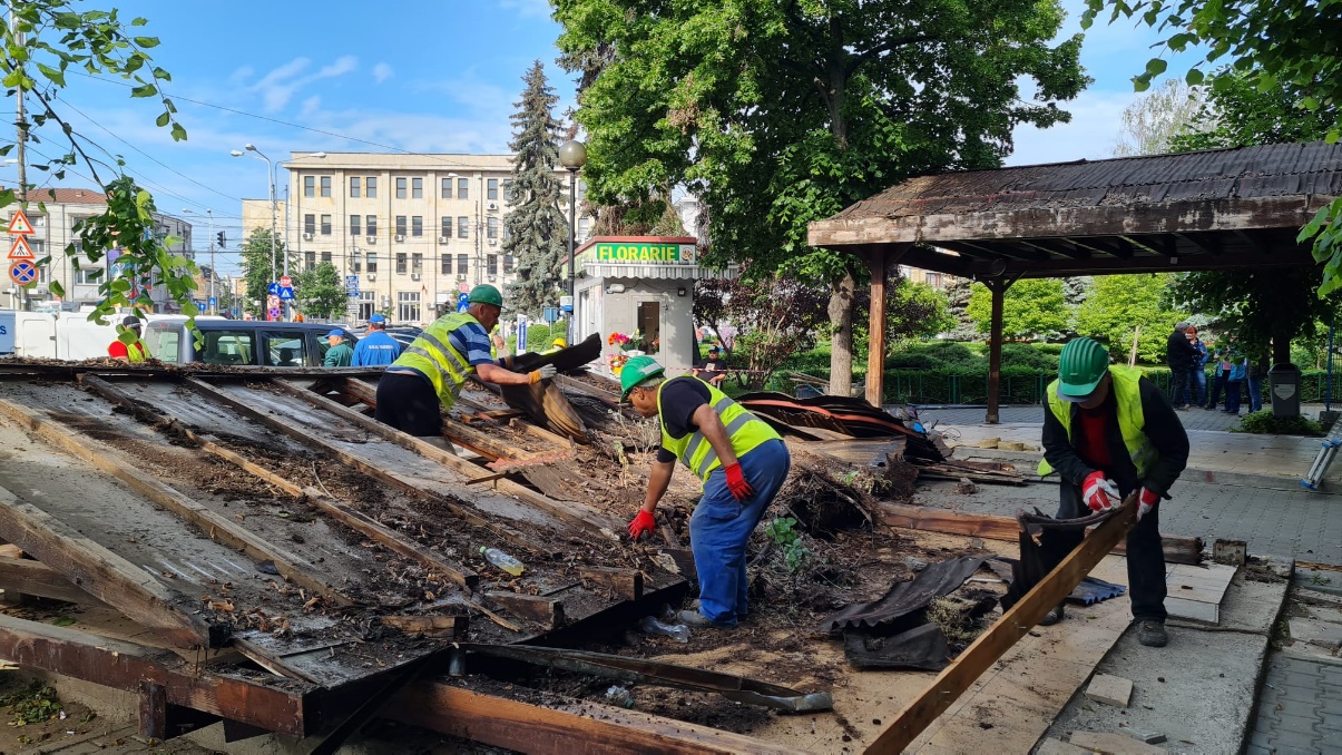 A început demolarea foişoarelor de lemn din centrul Ploieştiului. Ce se va amenaja în locul lor A început demolarea foişoarelor de lemn din centrul Ploieştiului. Ce se va amenaja în locul lor