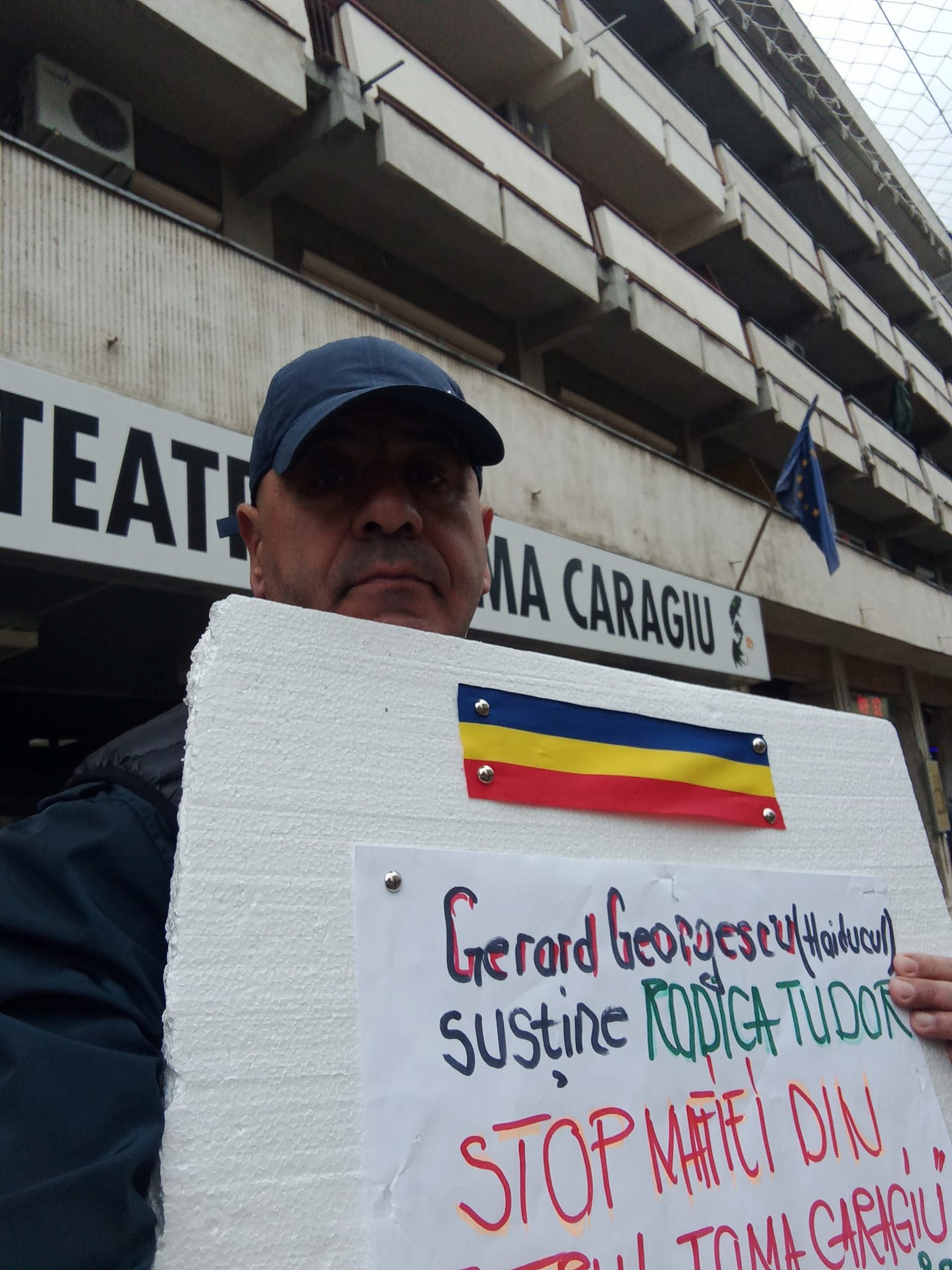 ”Haiducul” Gerard Georgescu a protestat vehement la Teatru și Primărie pentru ”bătaia de joc” suportată de cântăreața Rodica Tudor ”Haiducul” Gerard Georgescu a protestat vehement la Teatru și Primărie pentru ”bătaia de joc” suportată de cântăreața Rodica Tudor