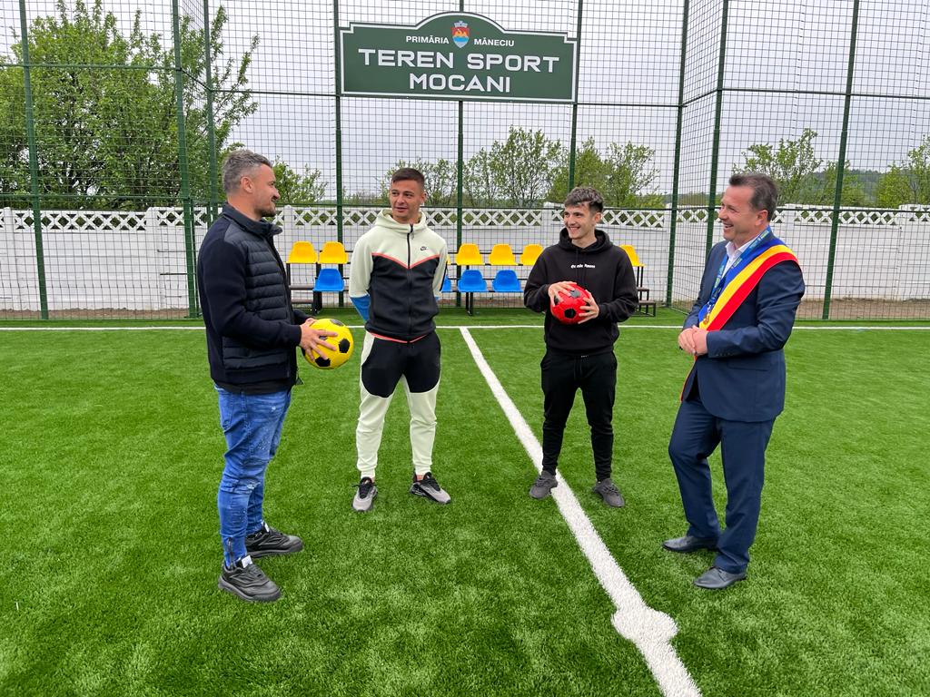 Budescu & Comp au inaugurat un teren de sport la Măneciu (galerie foto) Budescu & Comp au inaugurat un teren de sport la Măneciu (galerie foto)