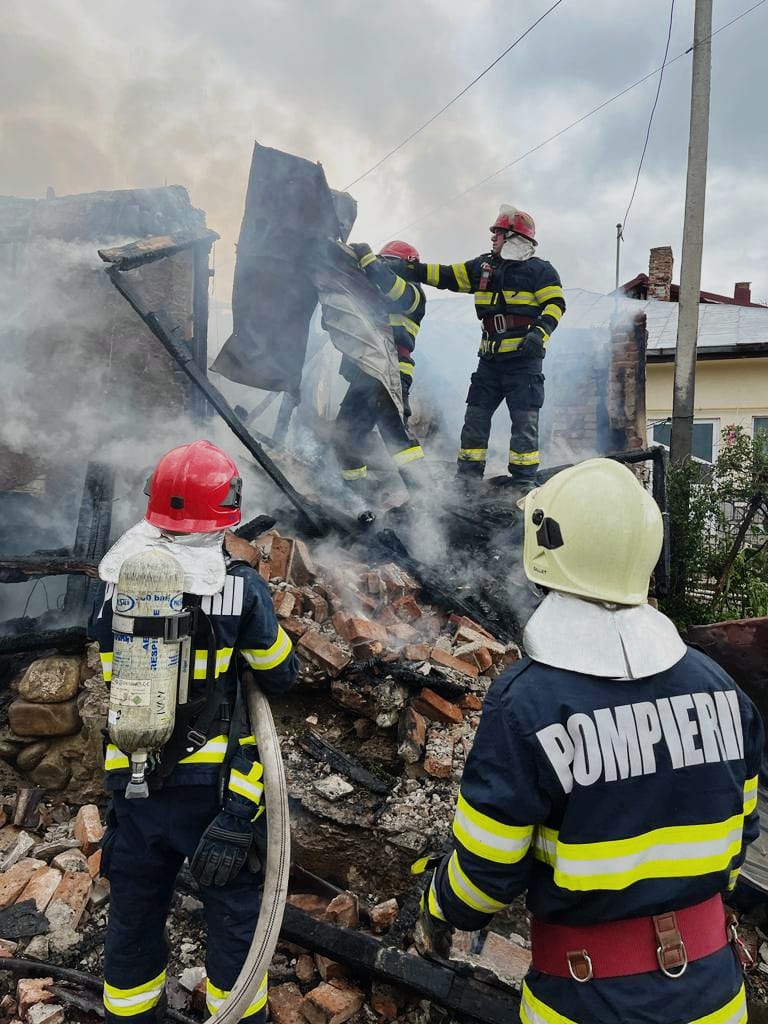 GALERIE FOTO – Incendiu la o locuinţă din Băneşti. Trupul carbonizat al unui bărbat, găsit în casă după stingerea focului GALERIE FOTO – Incendiu la o locuinţă din Băneşti. Trupul carbonizat al unui bărbat, găsit în casă după stingerea focului