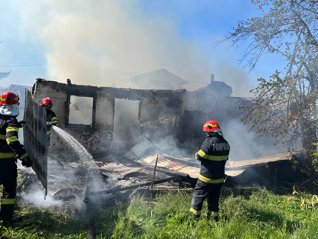O casă a ars din temelii la Mănești (foto)