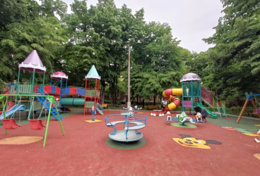 A fost deschis noul loc de joacă din parcul Mihai Eminescu