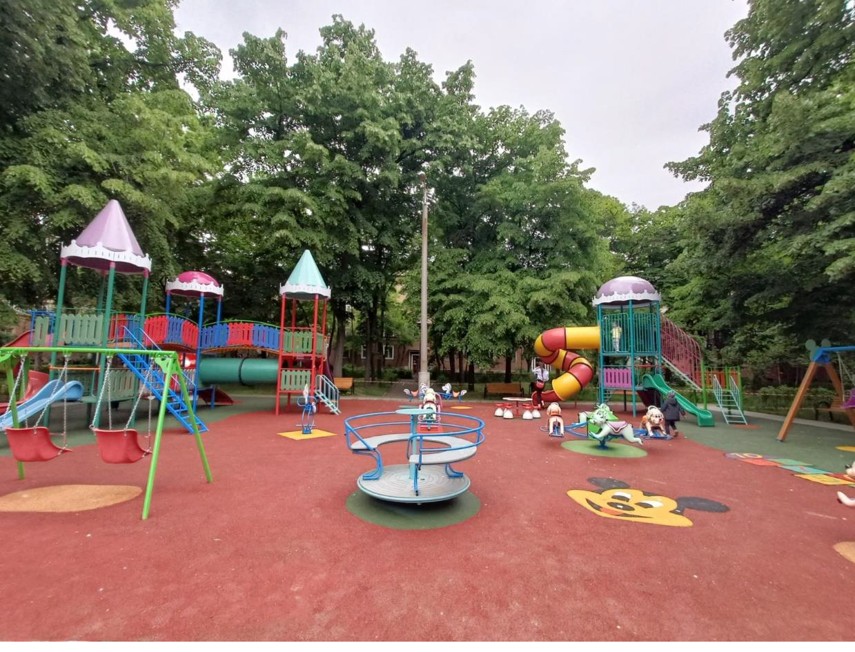 A fost deschis noul loc de joacă din parcul Mihai Eminescu A fost deschis noul loc de joacă din parcul Mihai Eminescu