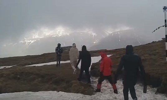 Patru turişti recuperaţi de către salvamontişti după ce au plecat spre Vf. Omu neechipaţi corespunzător Patru turişti recuperaţi de către salvamontişti după ce au plecat spre Vf. Omu neechipaţi corespunzător