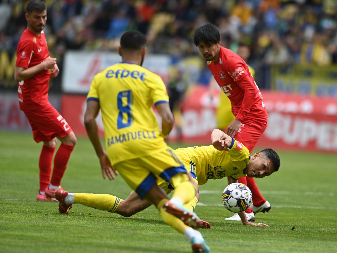 VAR-ul nu a mai ținut cu Petrolul și i-a pus nemeritat balonul pe… var Sibiului! “Lupii” au terminat meciurile de acasă așa cum le-au început: eșecuri la același scor, 0-1, însă în urma unor penaltiuri de neacordat! VAR-ul nu a mai ținut cu Petrolul și i-a pus nemeritat balonul pe… var Sibiului! “Lupii” au terminat meciurile de acasă așa cum le-au început: eșecuri la același scor, 0-1, însă în urma unor penaltiuri de neacordat!