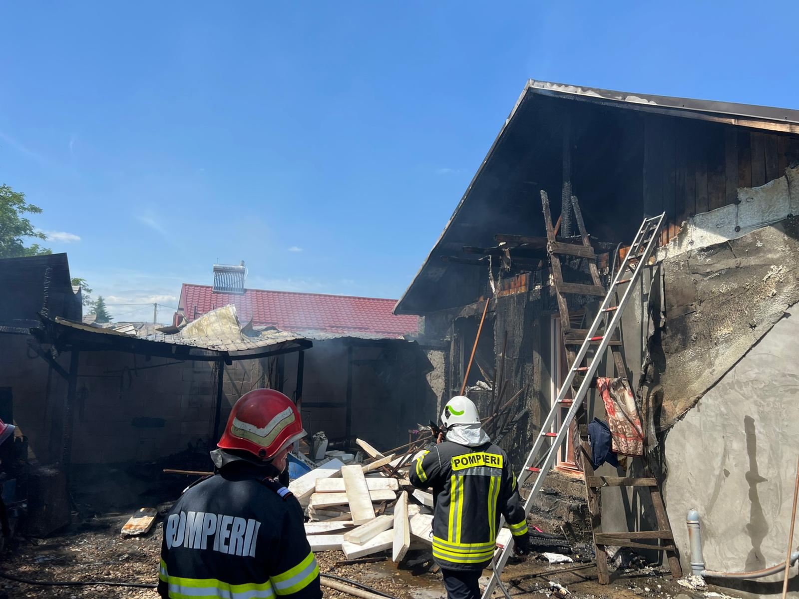 Pompierii prahoveni au stins un incendiu într-un județ vecin Pompierii prahoveni au stins un incendiu într-un județ vecin