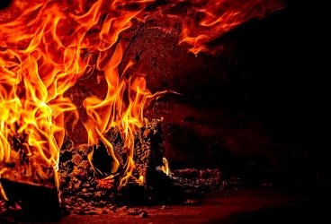 Explozie provocată de aprinderea unei candele, la un magazin din Mizil