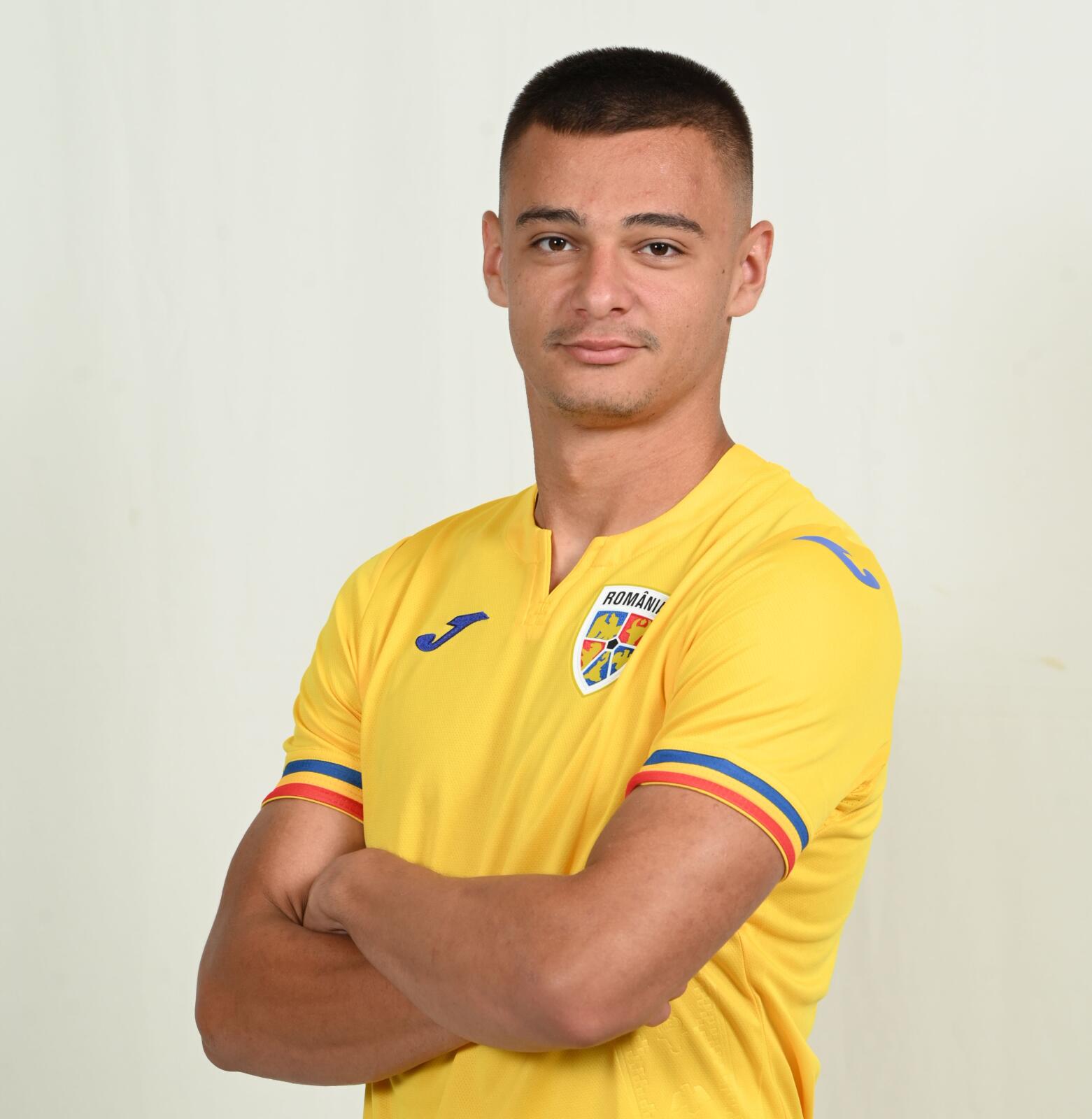 Edi Iordănescu nu-și uită ultima echipă, ca fotbalist: căpitanul Petrolului a fost chemat de urgență în Elveția să-i înlocuiască pe accidentații Camora și Opruț. Tur-retur pentru Valentin Țicu, de la România “U 21”, aflată în pregătiri pentru EURO!