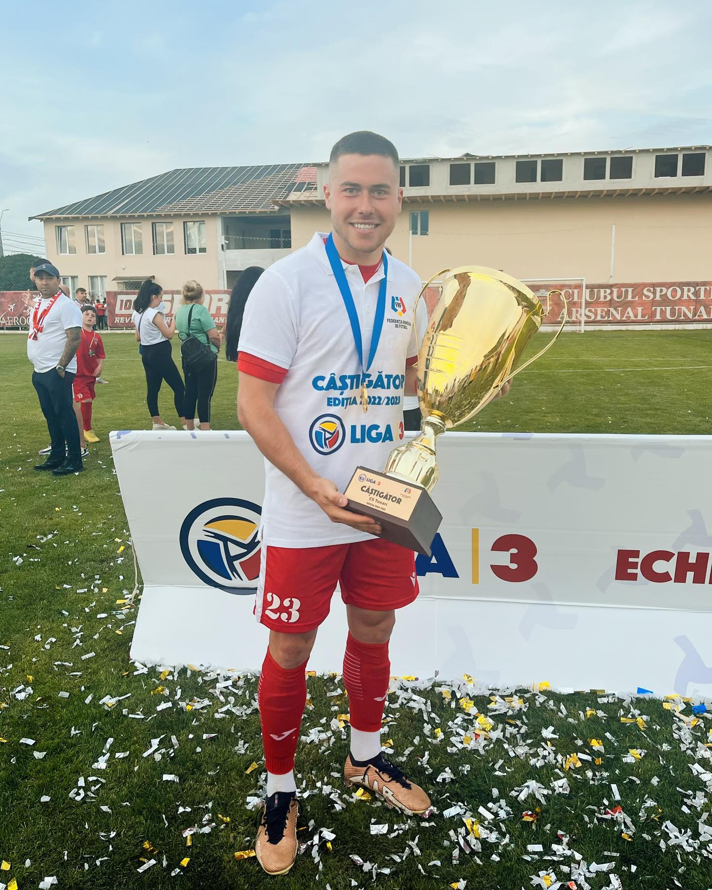 Nu mai puțin de nouă foști petroliști au terminat fericiți returul barajului de promovare în Liga a II-a! Al 10-lea, cel mai îndrăgit ex-“lup”, Victoraș Astafei, s-a umplut de tristețe la finalul meciului decisiv, de la Hunedoara, contra tizilor Marius Chindriș și Marius Coman!