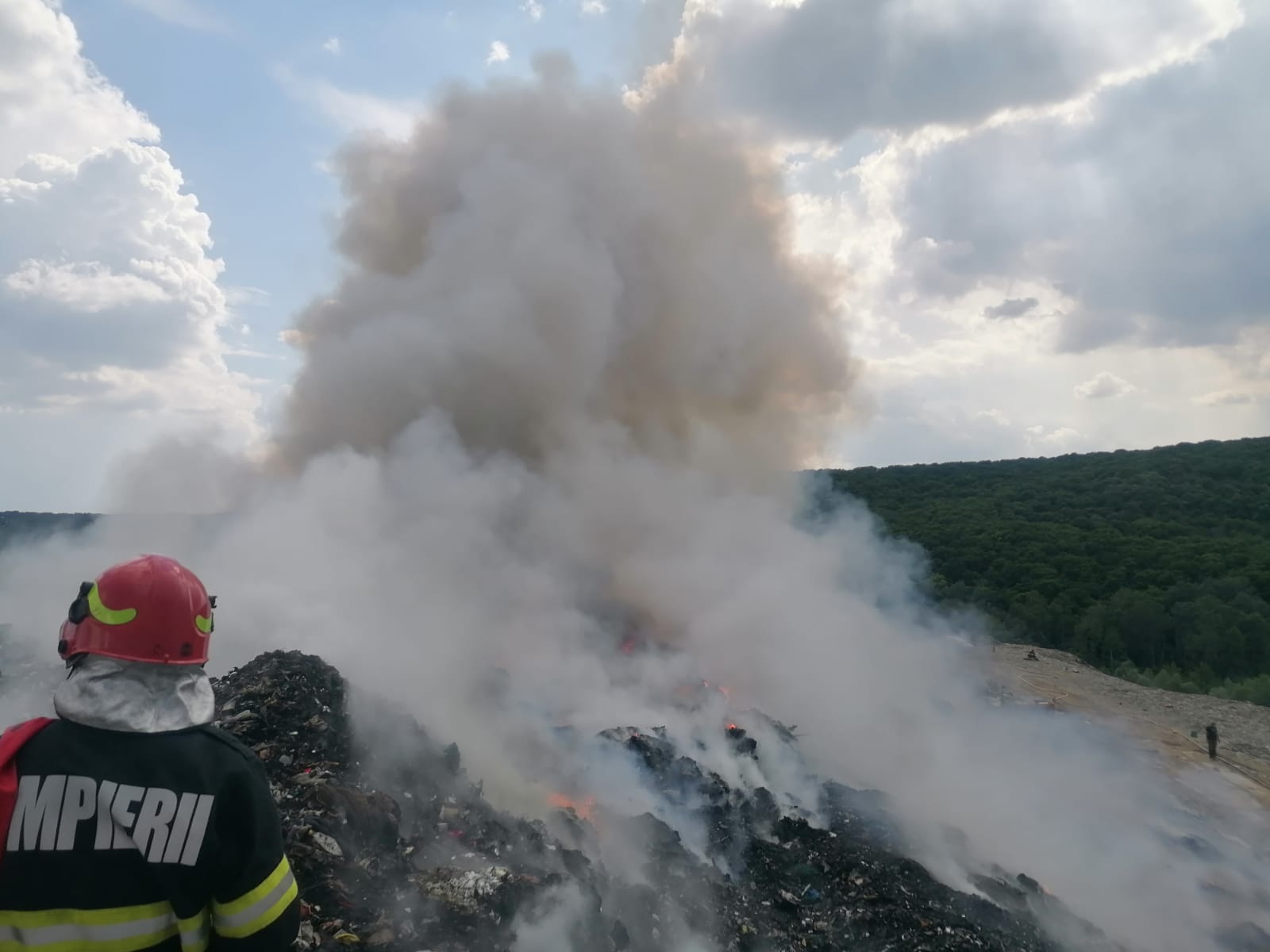 Măsurile luate de Garda de Mediu după incendiul de la depozitul de deşeuri din Boldeşti-Scăeni Măsurile luate de Garda de Mediu după incendiul de la depozitul de deşeuri din Boldeşti-Scăeni