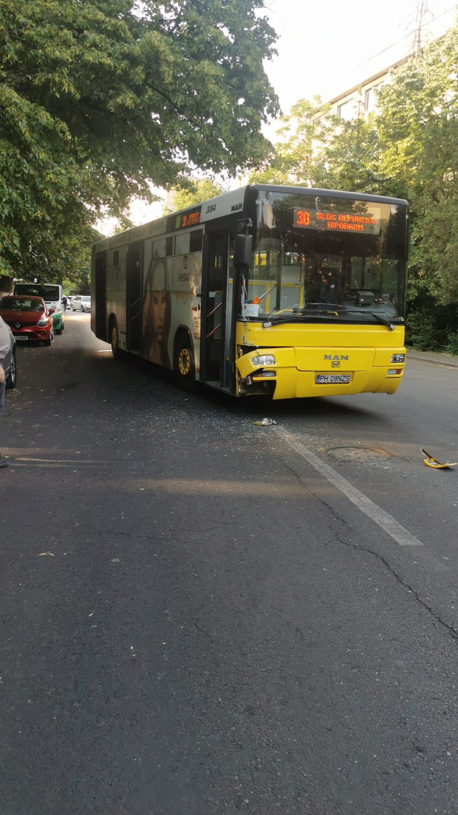 Autobuz TCE Ploieşti, implicat într-un accident pe strada Andrei Mureşanu Autobuz TCE Ploieşti, implicat într-un accident pe strada Andrei Mureşanu