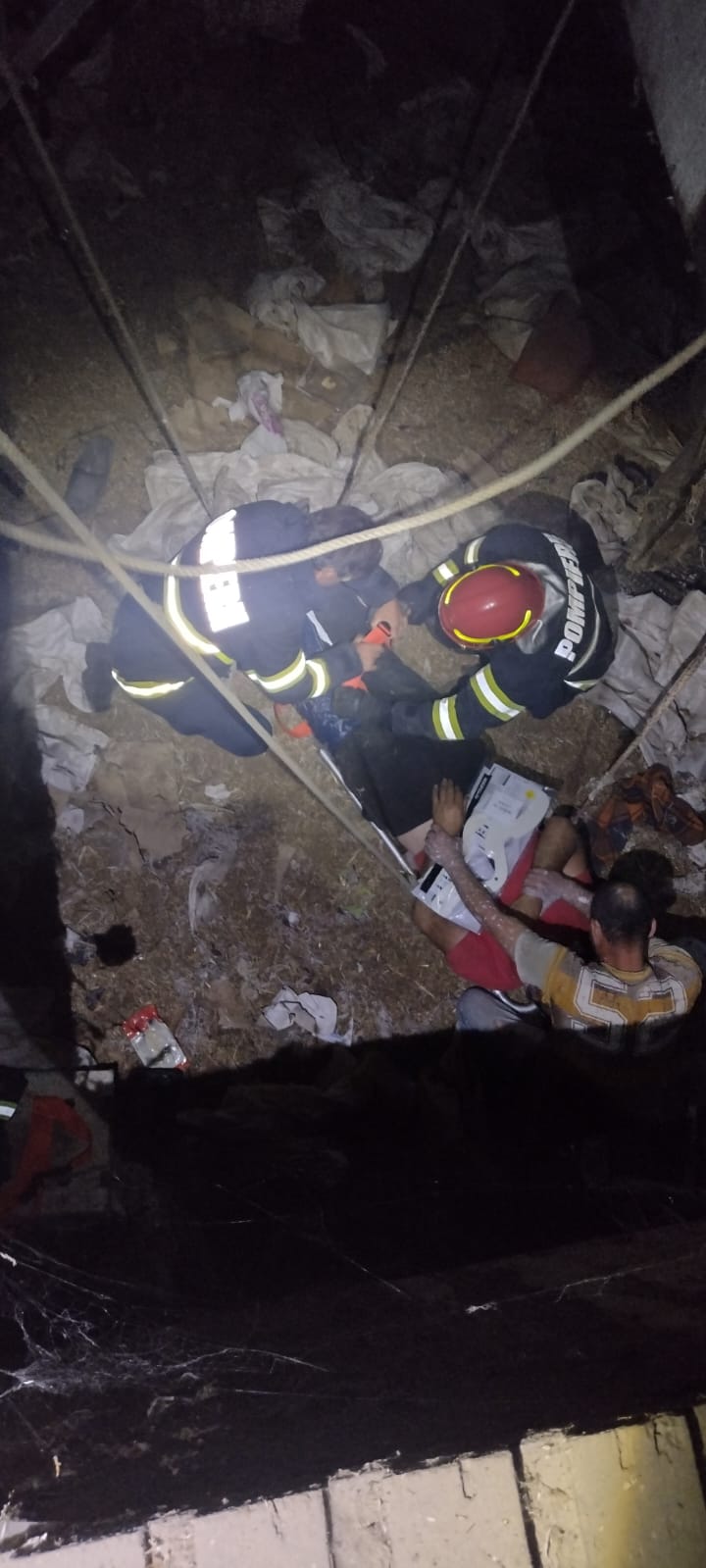 Intervenţie la Bucov, pentru salvarea a doi bărbaţi căzuţi într-un canal adânc de 5 metri Intervenţie la Bucov, pentru salvarea a doi bărbaţi căzuţi într-un canal adânc de 5 metri