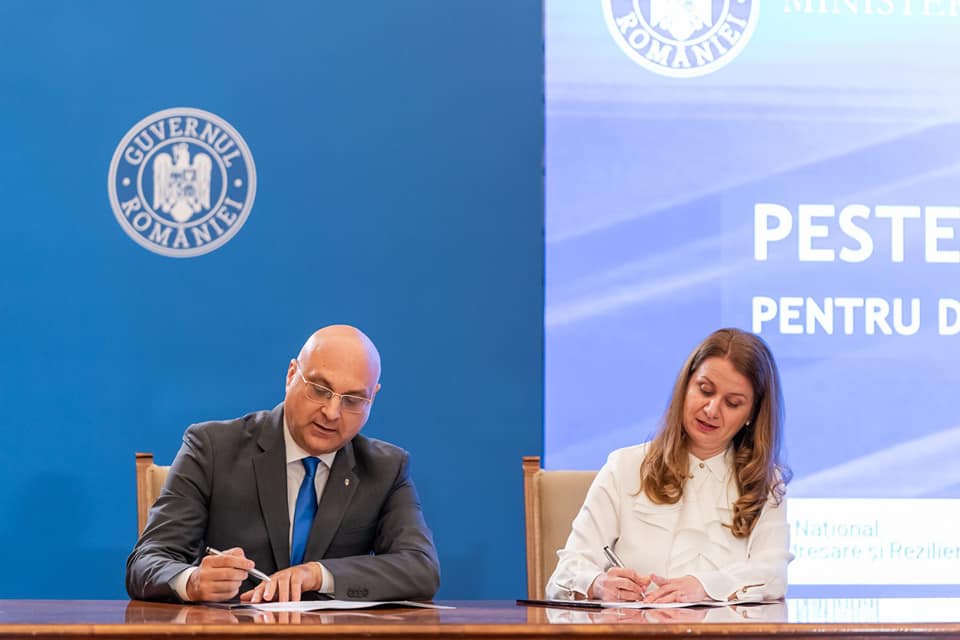 Dotări noi pentru 47 de unităţi de învăţământ din Ploieşti. Contractul a fost semnat