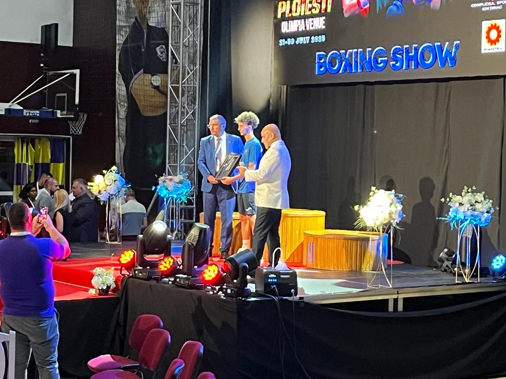 Ploieșteanul Fabian Stroe, desemnat ”Boxerul Campionatului European de juniori”. La fete – ucraineanca Mariia Manziuk