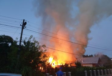 Trei case, două anexe și un garaj, cuprinse de flăcări la Cornu