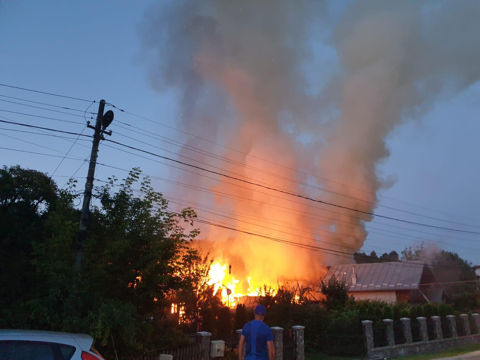 Trei case, două anexe și un garaj, cuprinse de flăcări la Cornu Trei case, două anexe și un garaj, cuprinse de flăcări la Cornu