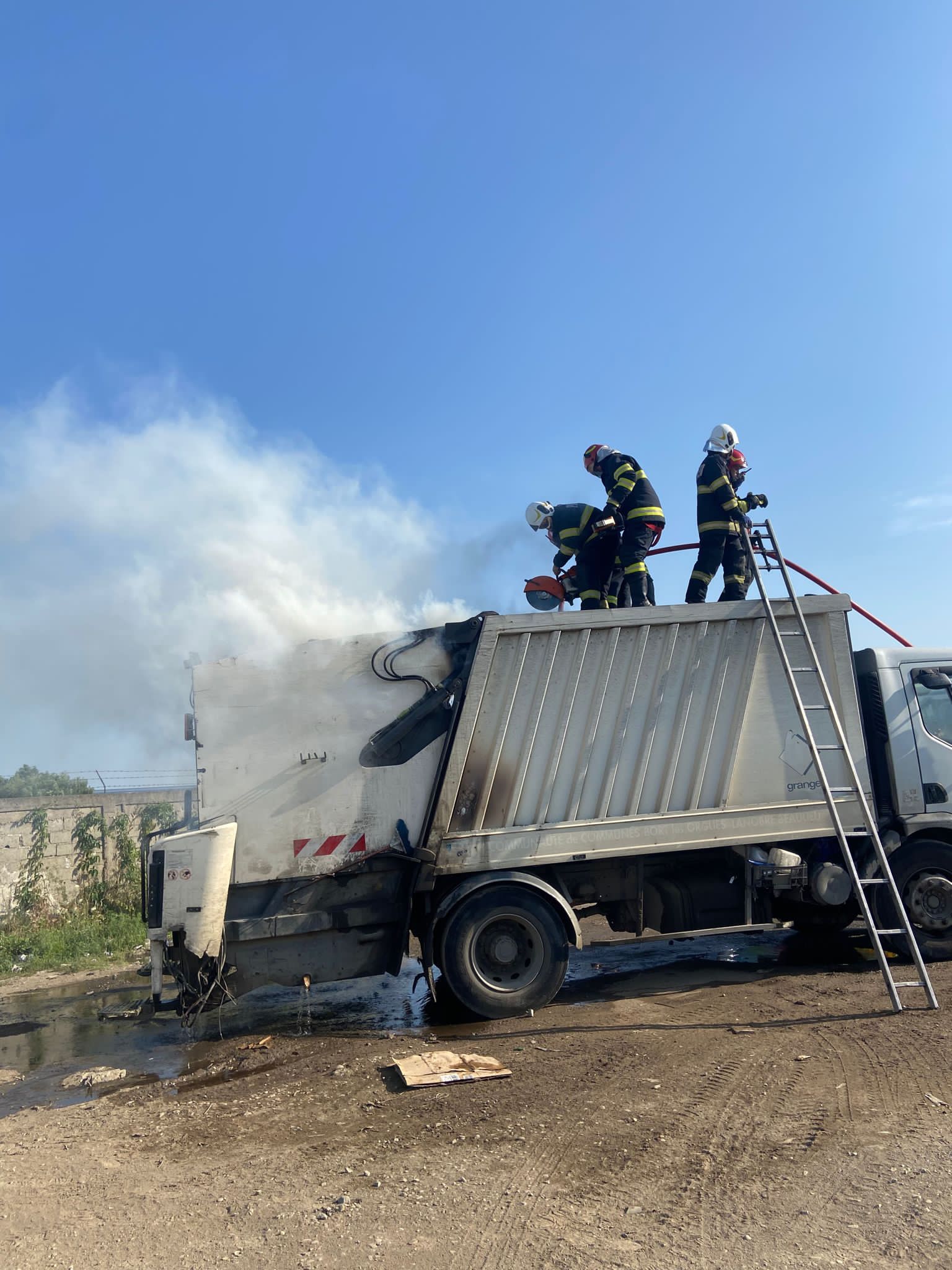 O maşină de gunoi a luat foc pe o stradă din Ploieşti O maşină de gunoi a luat foc pe o stradă din Ploieşti