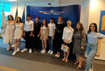 Elevii din Ploieşti care au încheiat examenele de Bacalaureat și Evaluare Națională cu media 10, premiaţi