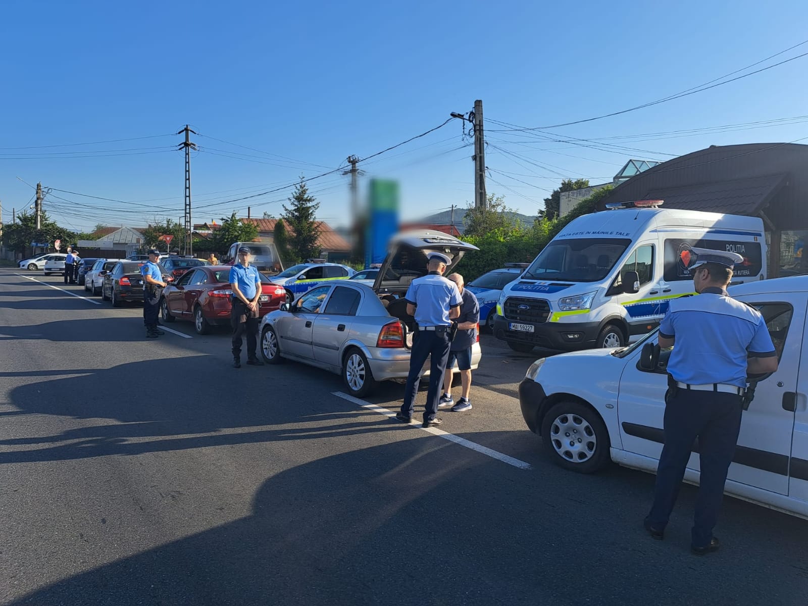 Sute de persoane legitimate şi maşini controlate într-o acţiune de amploare a poliţiştilor prahoveni Sute de persoane legitimate şi maşini controlate într-o acţiune de amploare a poliţiştilor prahoveni