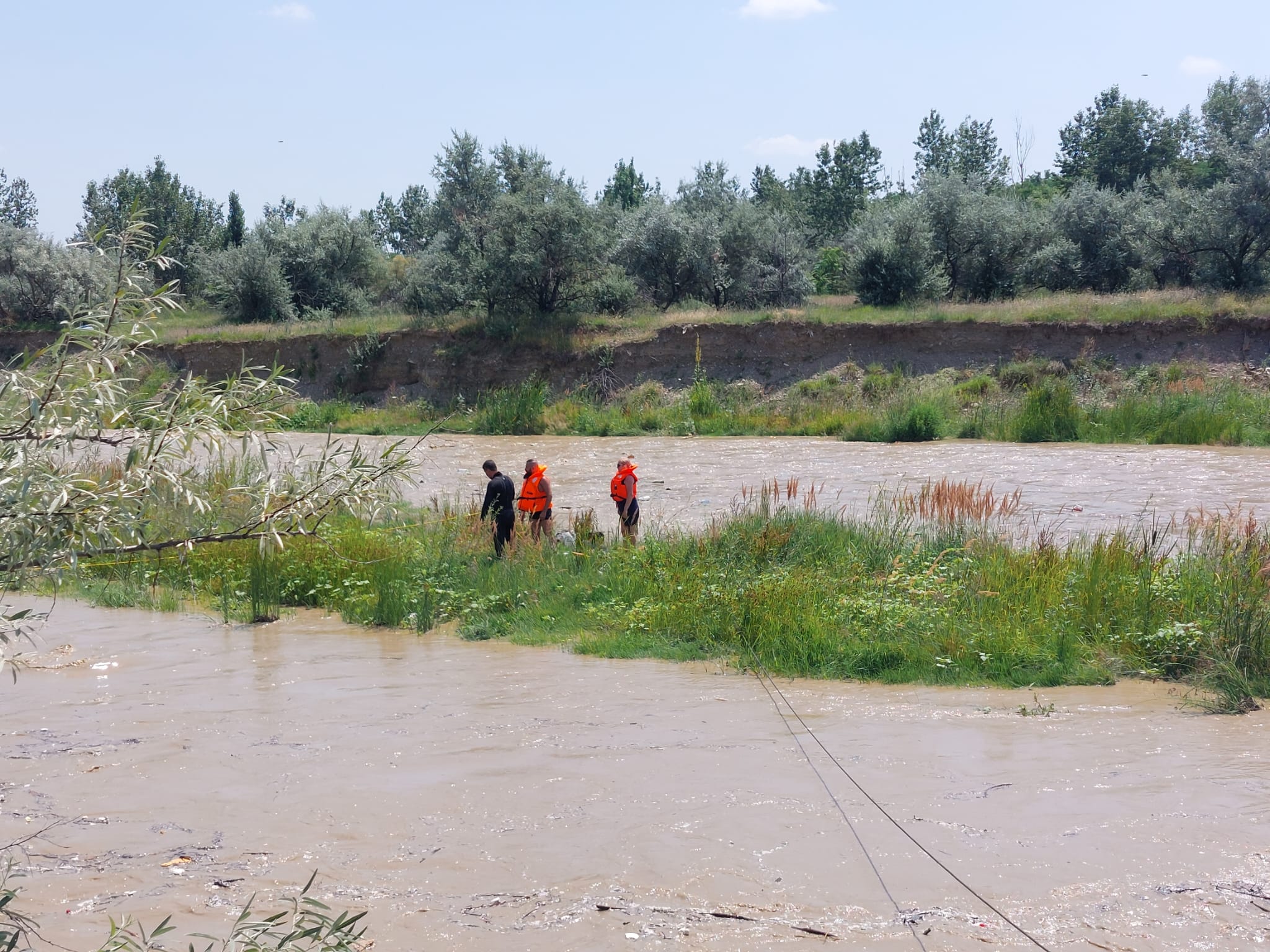 Intervenţie contracronometru pentru salvarea a două persoane blocate pe o limbă de pământ în mijlocul râului Teleajen Intervenţie contracronometru pentru salvarea a două persoane blocate pe o limbă de pământ în mijlocul râului Teleajen